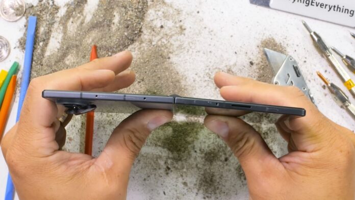 samsung-galaxy-z-fold-8-test-resistenza-video-0.jpg